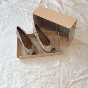 BCBG Peep-Toe Metallic Silver Women's Pumps 6